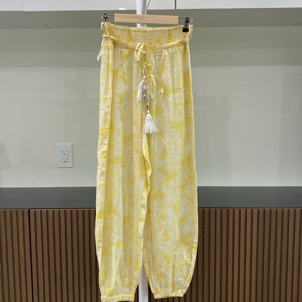 TRUE DESTINATIONS Yellow Leaf Print HAREM PANTS W/ puca shells on self belt